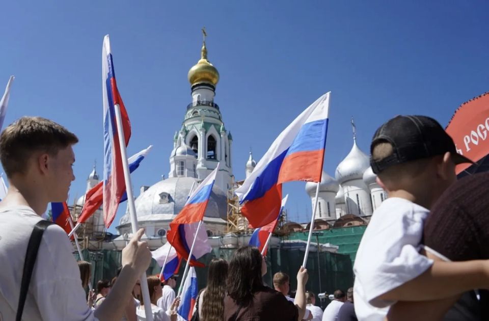 В День России главные праздничные мероприятия развернулись на Кремлёвской площади Вологды В День России главные праздничные мероприятия развернулись на Кремлёвской площади Вологды