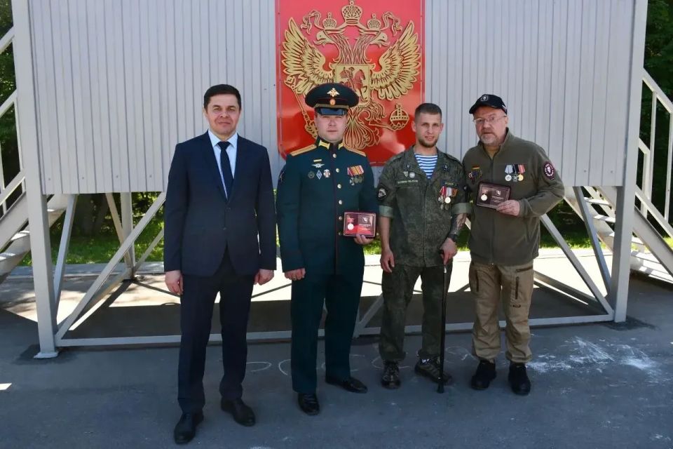 В День России в лагере «АВАНГАРД» состоялась торжественная линейка с участием воспитанников, педагогов и гостей В День России в лагере «АВАНГАРД» состоялась торжественная линейка с участием воспитанников, педагогов и гостей
