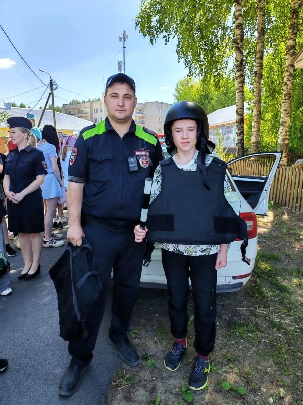 В Великом Устюге полицейские познакомили школьников со своей службой В Великом Устюге полицейские познакомили школьников со своей службой