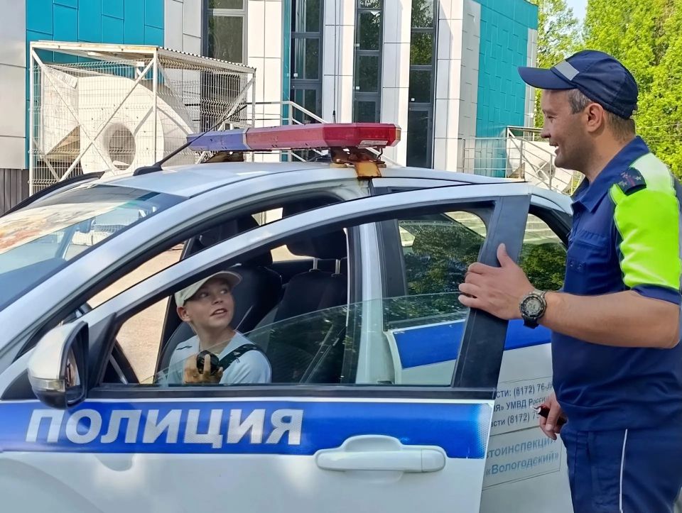 Сотрудники полиции Вологодского округа совместно с представителями УКОН УМВД России по Вологодской области организовали «Зарядку со стражем порядка» в летнем лагере Сотрудники полиции Вологодского округа совместно с представителями УКОН УМВД России по Вологодской области организовали «Зарядку со стражем порядка» в летнем лагере
