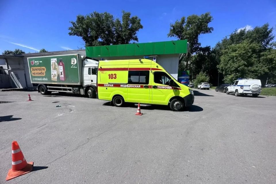 В Череповце грузовик при движении задним ходом насмерть сбил пенсионерку