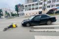 Вологжанин на электровелосипеде поехал на красный и попал под колеса иномарки
