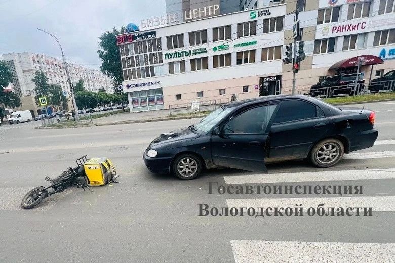 Вологжанин на электровелосипеде поехал на красный и попал под колеса иномарки