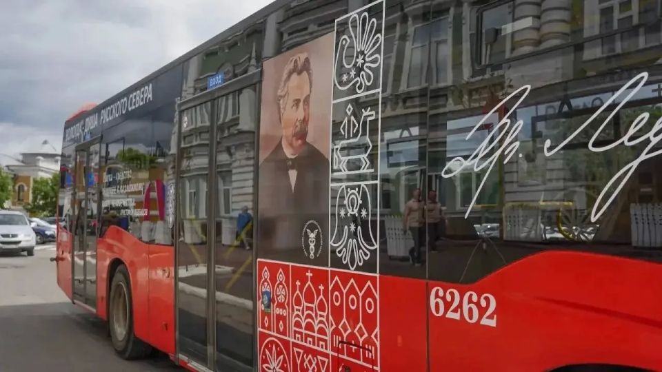 В областной столице на маршрут вышел брендированный автобус с портретом Христофора Леденцова