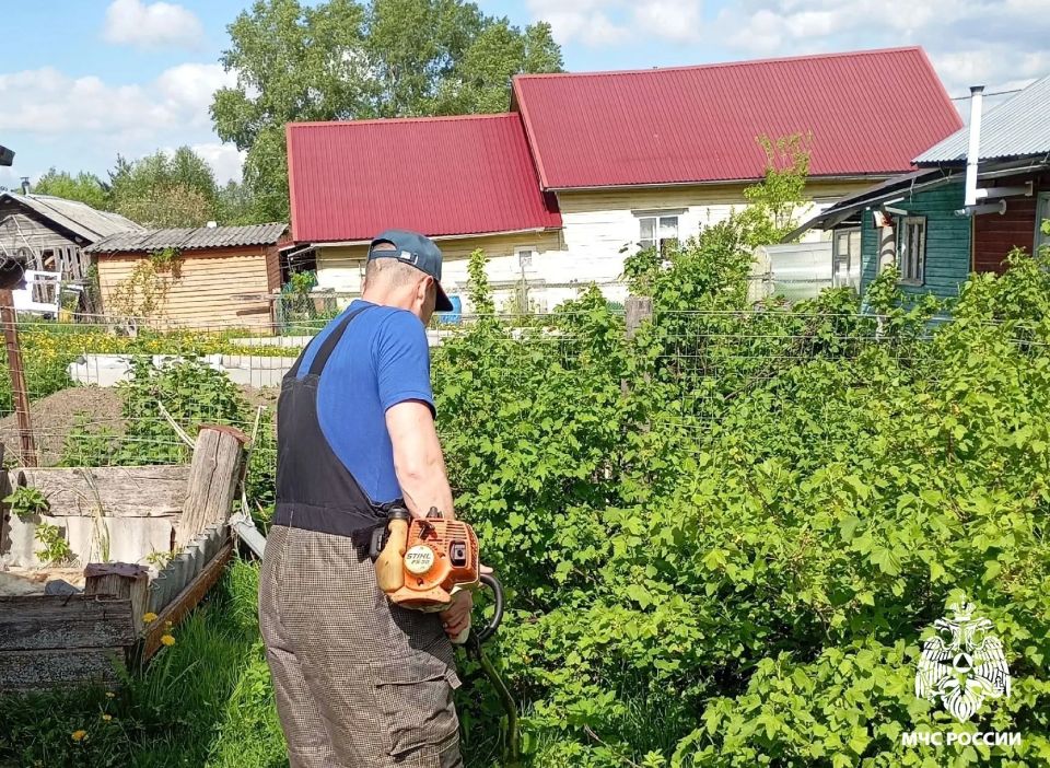Всегда готовы помочь. . Сотрудники МЧС России навестили ветерана 21 пожарно-спасательной части по охране села Верховажья Михаила Ивановича Рюмина Всегда готовы помочь. . Сотрудники МЧС России навестили ветерана 21 пожарно-спасательной части по охране села Верховажья Михаила Ивановича Рюмина