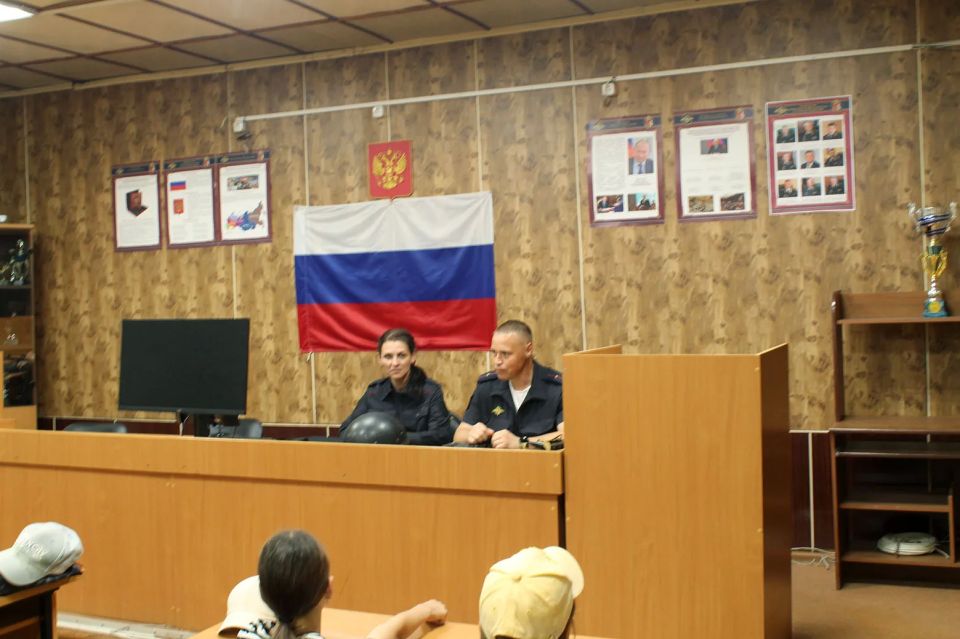 В Грязовце полицейские провели для воспитанников пришкольного лагеря экскурсию и профилактическую беседу