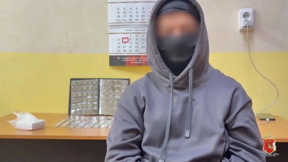 В Вологде полицейские вернули золотые слитки, коллекционные монеты и украшения потерпевшему от дистанционных мошенников В Вологде полицейские вернули золотые слитки, коллекционные монеты и украшения потерпевшему от дистанционных мошенников