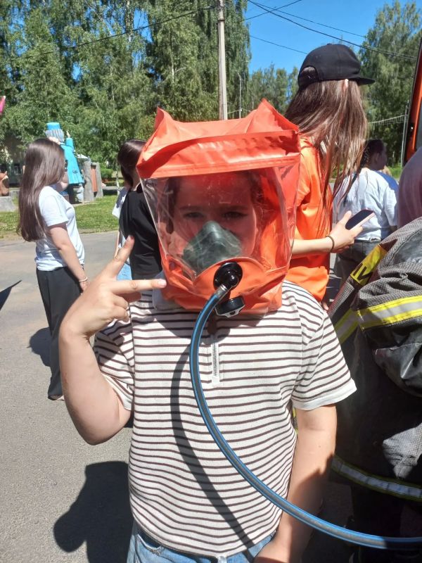 Профилактика в лагере. Огнеборцы и сотрудники государственного пожарного надзора посетили ребят, отдыхающих в лагере «Бобровниково» Профилактика в лагере. Огнеборцы и сотрудники государственного пожарного надзора посетили ребят, отдыхающих в лагере «Бобровниково»