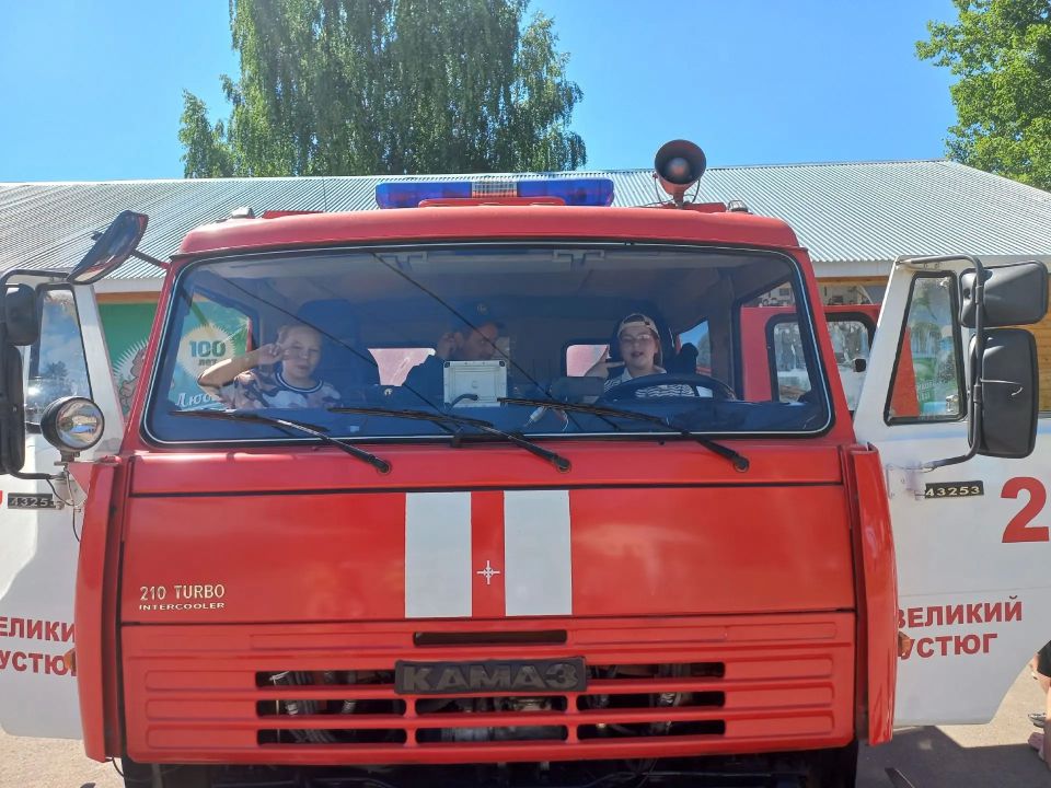 Профилактика в лагере. Огнеборцы и сотрудники государственного пожарного надзора посетили ребят, отдыхающих в лагере «Бобровниково» Профилактика в лагере. Огнеборцы и сотрудники государственного пожарного надзора посетили ребят, отдыхающих в лагере «Бобровниково»