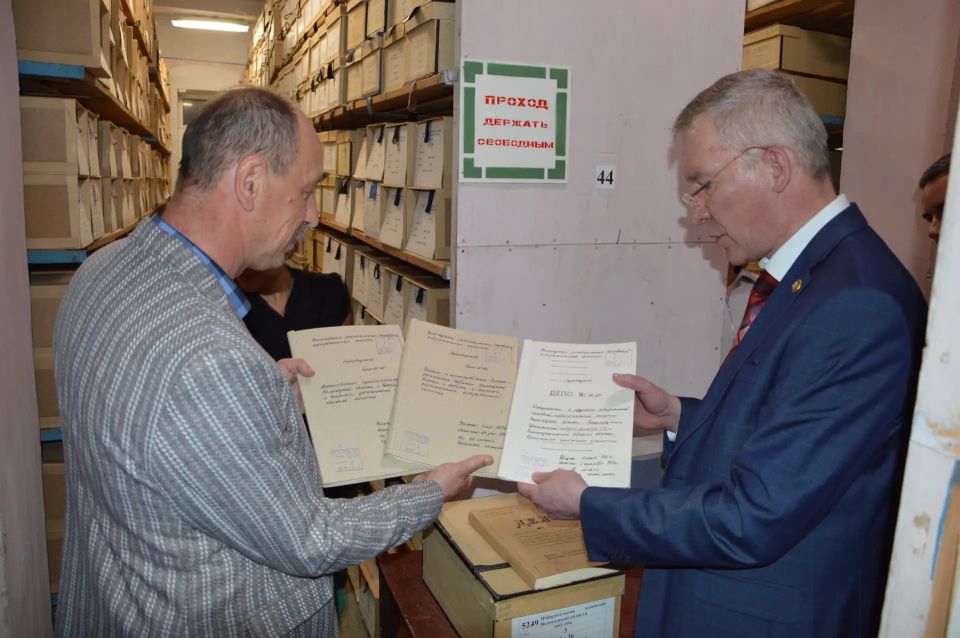 Члены Облизбиркома ознакомились с историческими документами о выборах Члены Облизбиркома ознакомились с историческими документами о выборах
