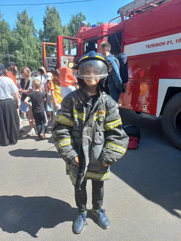 Профилактика в лагере. Огнеборцы и сотрудники государственного пожарного надзора посетили ребят, отдыхающих в лагере «Бобровниково» Профилактика в лагере. Огнеборцы и сотрудники государственного пожарного надзора посетили ребят, отдыхающих в лагере «Бобровниково»