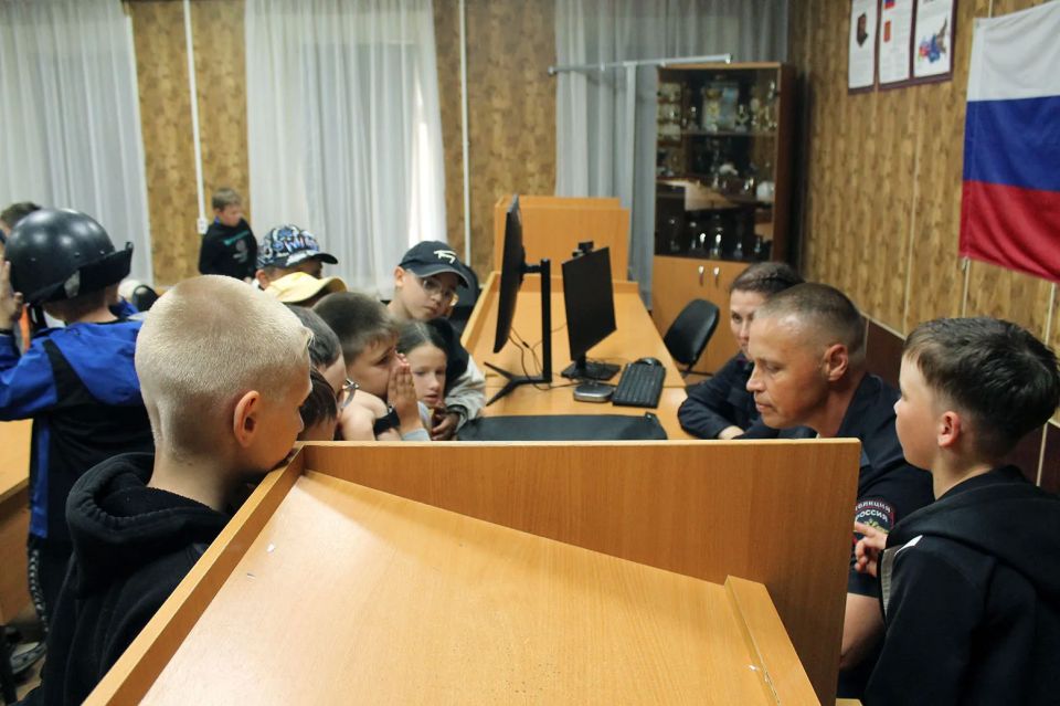 В Грязовце полицейские провели для воспитанников пришкольного лагеря экскурсию и профилактическую беседу В Грязовце полицейские провели для воспитанников пришкольного лагеря экскурсию и профилактическую беседу