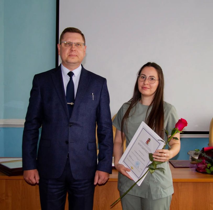 Заместитель начальника УМВД России по Вологодской области Денис Озорнин поздравил личный состав Медико-санитарной части с наступающим Днем медицинского работника Заместитель начальника УМВД России по Вологодской области Денис Озорнин поздравил личный состав Медико-санитарной части с наступающим Днем медицинского работника