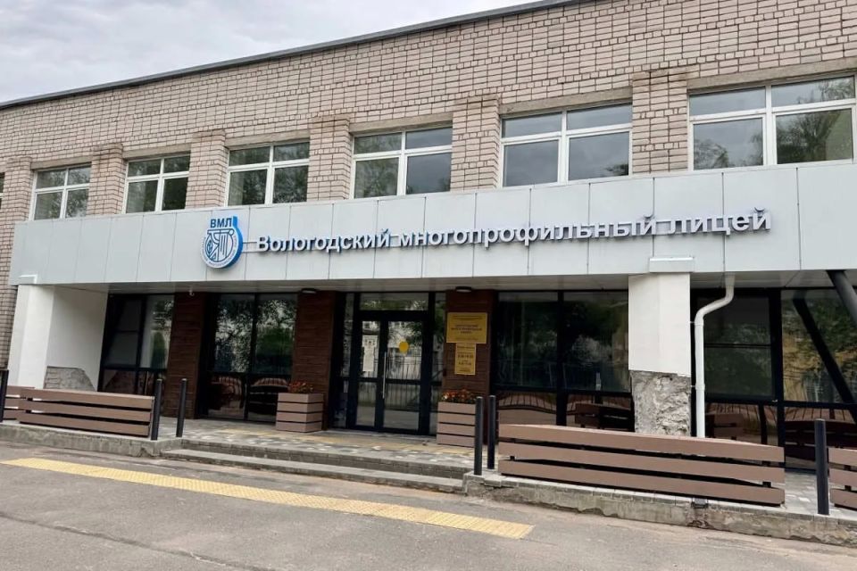 Выпускник Вологодского многопрофильного лицея Ярослав Белов набрал максимальные 100 баллов на ЕГЭ по химии и по математике профильного уровня, став первым 200-балльником в регионе, сообщили в Министерстве образования...