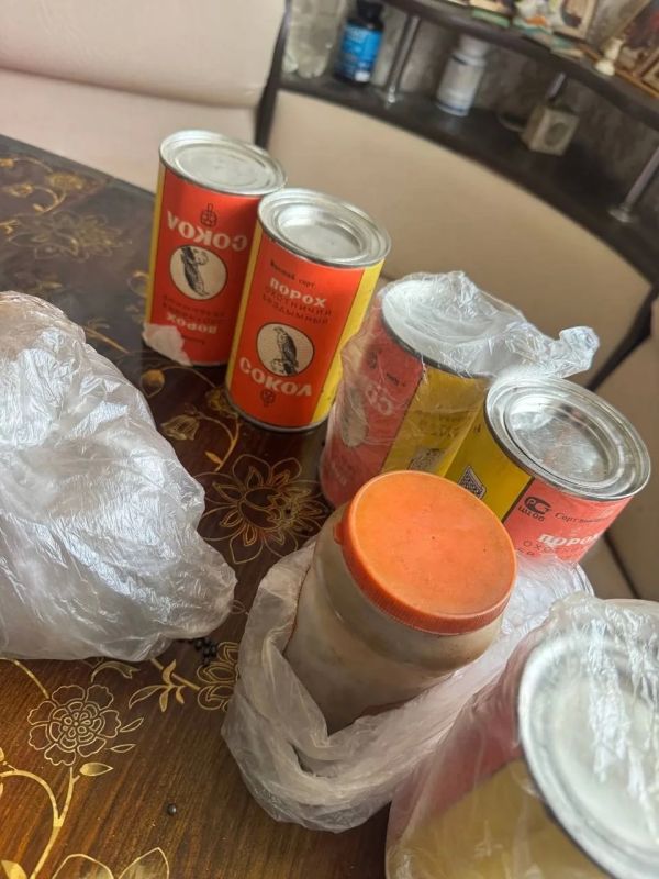Полицейские задержали коллекционера боевого снаряжения Полицейские задержали коллекционера боевого снаряжения