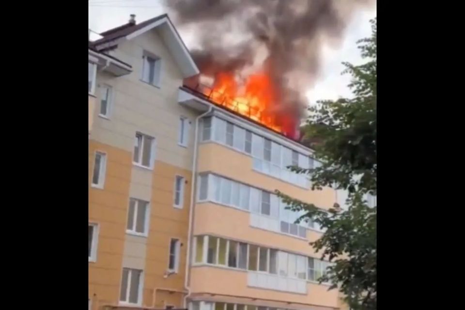 В Вологде горит крыша у многоквартирного дома на улице Мохова