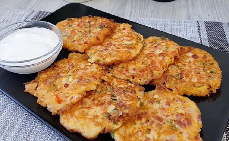 Оладьи с сыром и помидорами: уютный ужин, который удивит