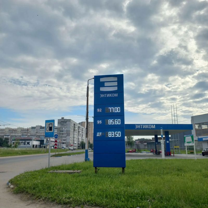 Утро 22 июня. Две АЗС на въезде в Череповец и такие разные цены
