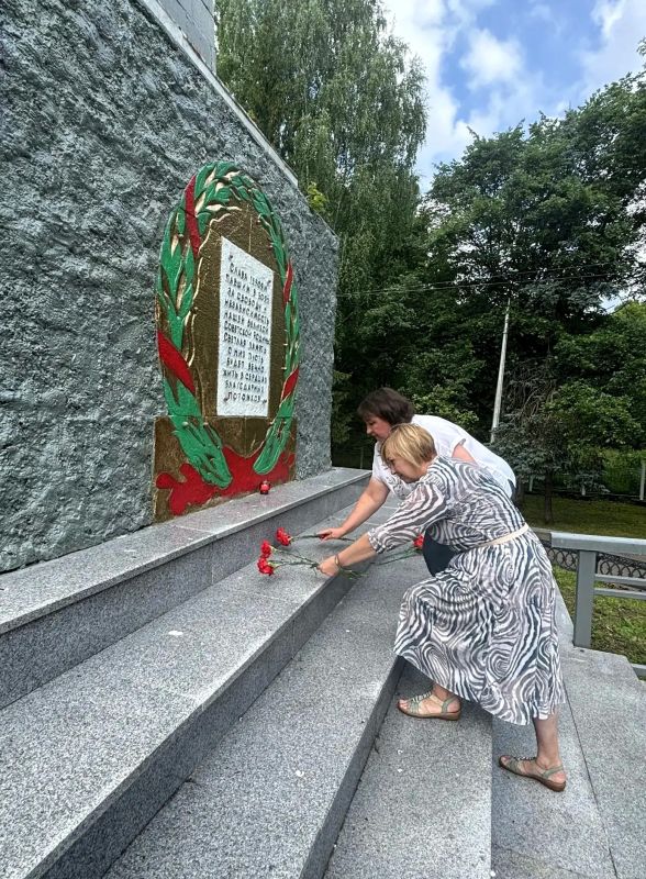22 июня, в День памяти и скорби, сотрудники УФК по Вологодской области во главе с заместителем руководителя Управления Л.В. Меньшаковой возложили цветы к Обелиску воинам-вологжанам, погибшим в годы Великой Отечественной войны 22 июня, в День памяти и скорби, сотрудники УФК по Вологодской области во главе с заместителем руководителя Управления Л.В. Меньшаковой возложили цветы к Обелиску воинам-вологжанам, погибшим в годы Великой Отечественной войны