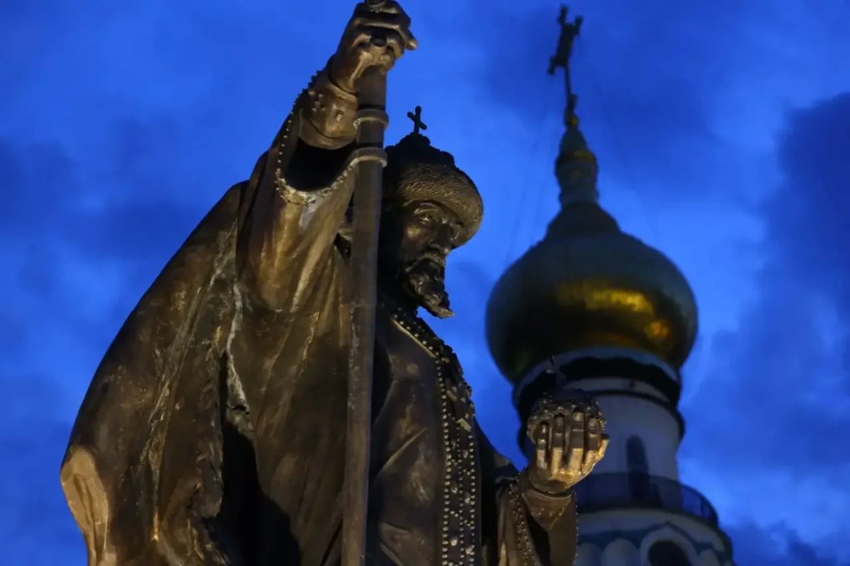 Георгий Филимонов: Изображение журавлей и рук, которые держат мемориал «Вечный огонь Славы» символизирует вечную память о погибших Георгий Филимонов: Изображение журавлей и рук, которые держат мемориал «Вечный огонь Славы» символизирует вечную память о погибших