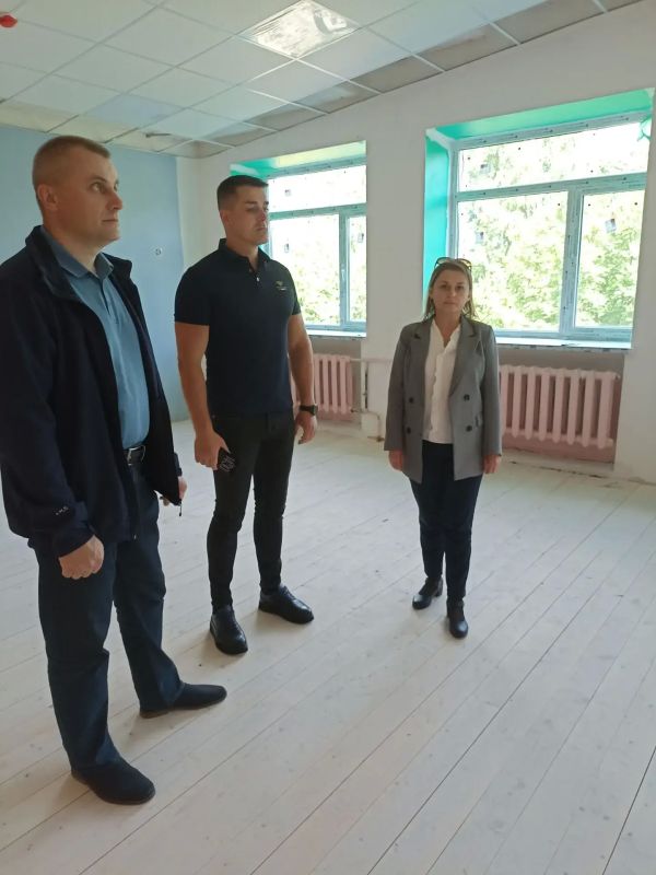 Заместитель министра образования Вологодской области Константин Сироткин с рабочим визитом побывал в Брилинской школе Устюженского округа, где продолжается капитальный ремонт в рамках нацпроекта «Молодежь и дети»... Заместитель министра образования Вологодской области Константин Сироткин с рабочим визитом побывал в Брилинской школе Устюженского округа, где продолжается капитальный ремонт в рамках нацпроекта «Молодежь и дети»...