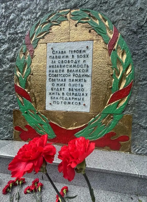 22 июня, в День памяти и скорби, сотрудники УФК по Вологодской области во главе с заместителем руководителя Управления Л.В. Меньшаковой возложили цветы к Обелиску воинам-вологжанам, погибшим в годы Великой Отечественной войны 22 июня, в День памяти и скорби, сотрудники УФК по Вологодской области во главе с заместителем руководителя Управления Л.В. Меньшаковой возложили цветы к Обелиску воинам-вологжанам, погибшим в годы Великой Отечественной войны