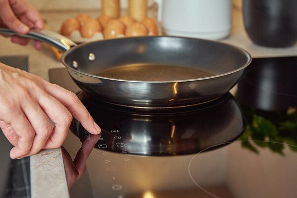Царапины на антипригарной сковороде: чего бояться и как готовить безопасно
