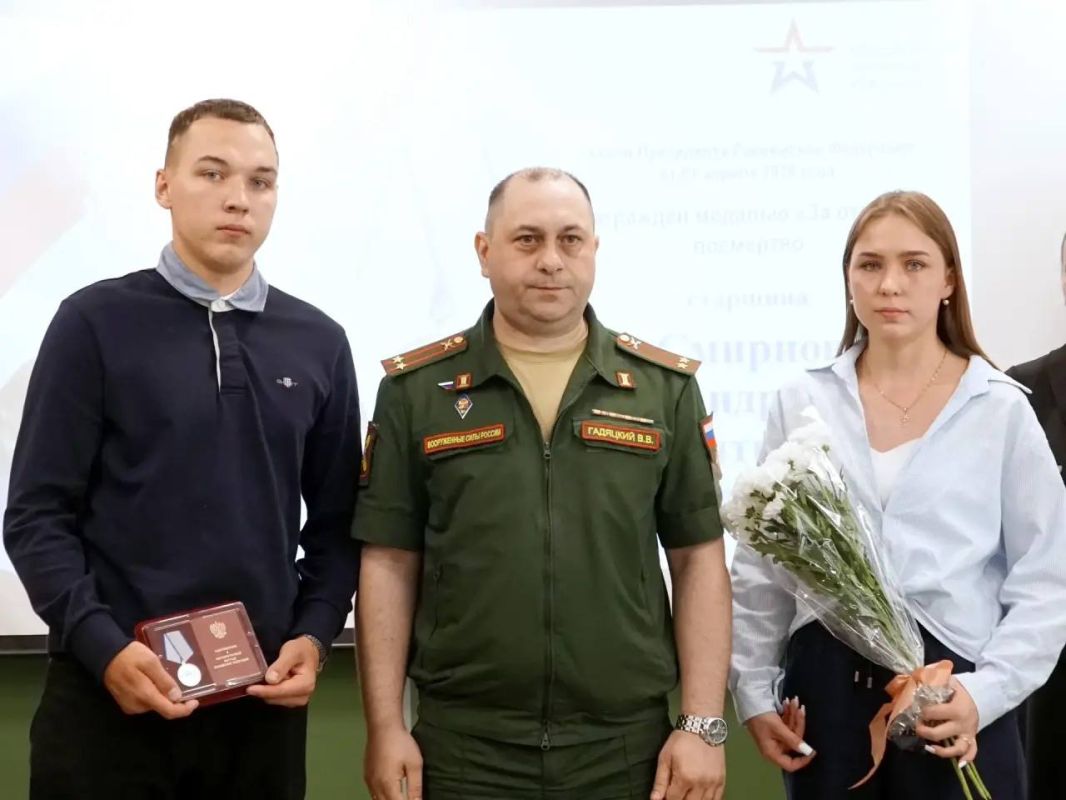 Андрей Накрошаев: В День ветеранов боевых действий передали государственные награды семьям погибших защитников Отечества Андрей Накрошаев: В День ветеранов боевых действий передали государственные награды семьям погибших защитников Отечества