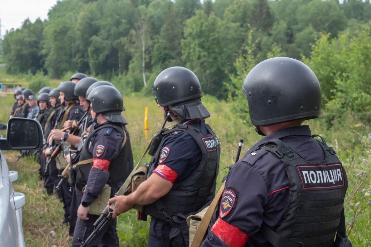 Полицейские приняли участие в тактико-специальном учении в Шекснинском округе Полицейские приняли участие в тактико-специальном учении в Шекснинском округе