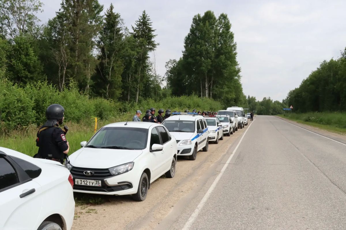 Полицейские приняли участие в тактико-специальном учении в Шекснинском округе Полицейские приняли участие в тактико-специальном учении в Шекснинском округе