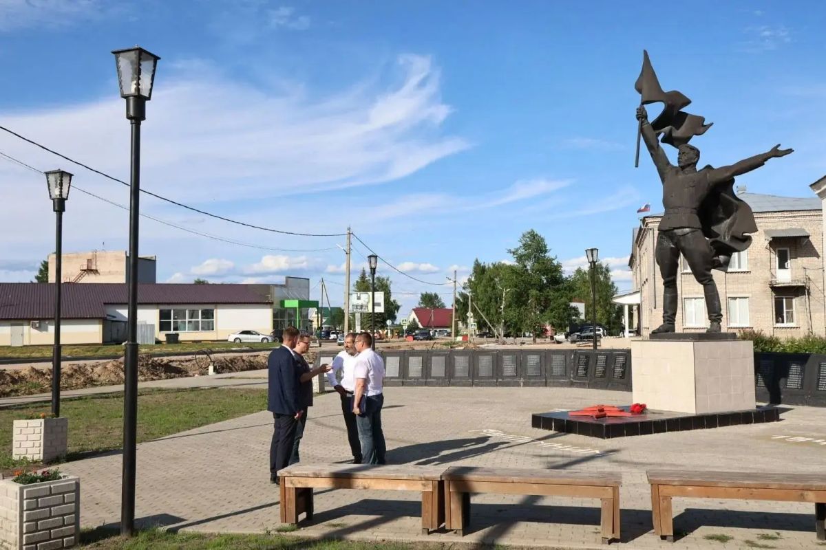 Губернатор поручил ускорить темпы работ в центре Верховажья Губернатор поручил ускорить темпы работ в центре Верховажья