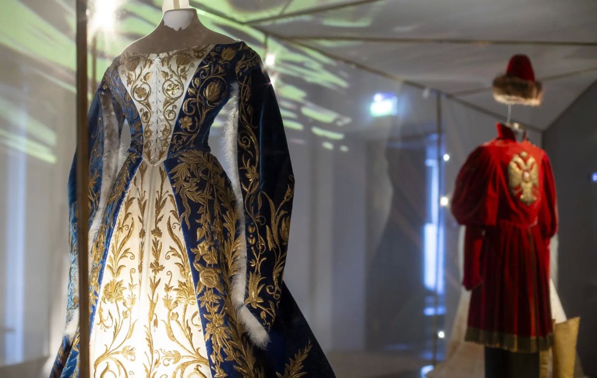 Редкие шедевры золотного шитья представил музей-заповедник «Царское Село» на выставке «Северное солнце» в Нижнем Новгороде Редкие шедевры золотного шитья представил музей-заповедник «Царское Село» на выставке «Северное солнце» в Нижнем Новгороде