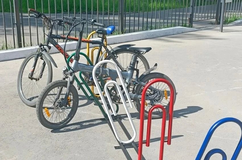 В Вологде устанавливают велопарковки в виде скрепок