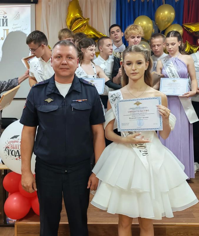 В Великом Устюге полицейские поздравили учащихся 11 класса правоохранительной направленности с окончанием обучения В Великом Устюге полицейские поздравили учащихся 11 класса правоохранительной направленности с окончанием обучения