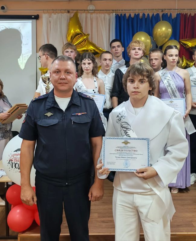 В Великом Устюге полицейские поздравили учащихся 11 класса правоохранительной направленности с окончанием обучения В Великом Устюге полицейские поздравили учащихся 11 класса правоохранительной направленности с окончанием обучения