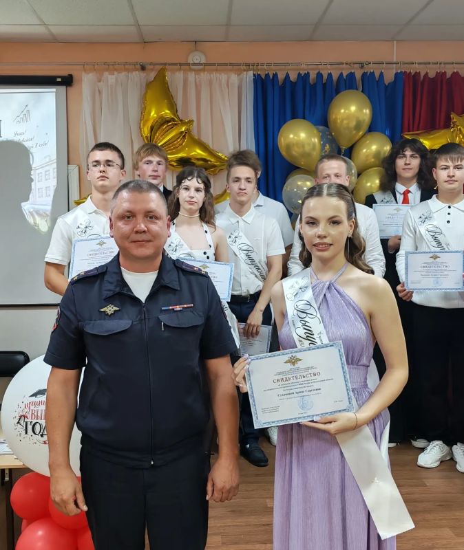 В Великом Устюге полицейские поздравили учащихся 11 класса правоохранительной направленности с окончанием обучения В Великом Устюге полицейские поздравили учащихся 11 класса правоохранительной направленности с окончанием обучения
