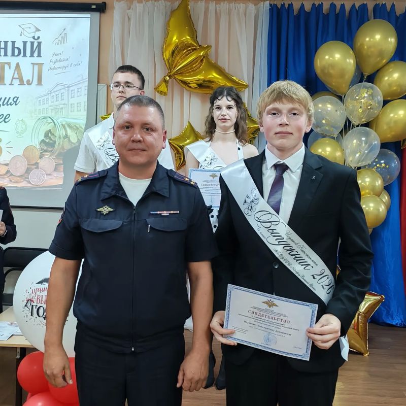 В Великом Устюге полицейские поздравили учащихся 11 класса правоохранительной направленности с окончанием обучения В Великом Устюге полицейские поздравили учащихся 11 класса правоохранительной направленности с окончанием обучения