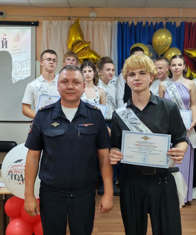 В Великом Устюге полицейские поздравили учащихся 11 класса правоохранительной направленности с окончанием обучения В Великом Устюге полицейские поздравили учащихся 11 класса правоохранительной направленности с окончанием обучения