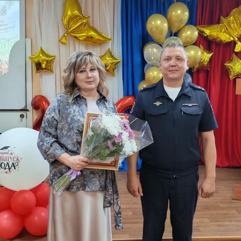 В Великом Устюге полицейские поздравили учащихся 11 класса правоохранительной направленности с окончанием обучения В Великом Устюге полицейские поздравили учащихся 11 класса правоохранительной направленности с окончанием обучения