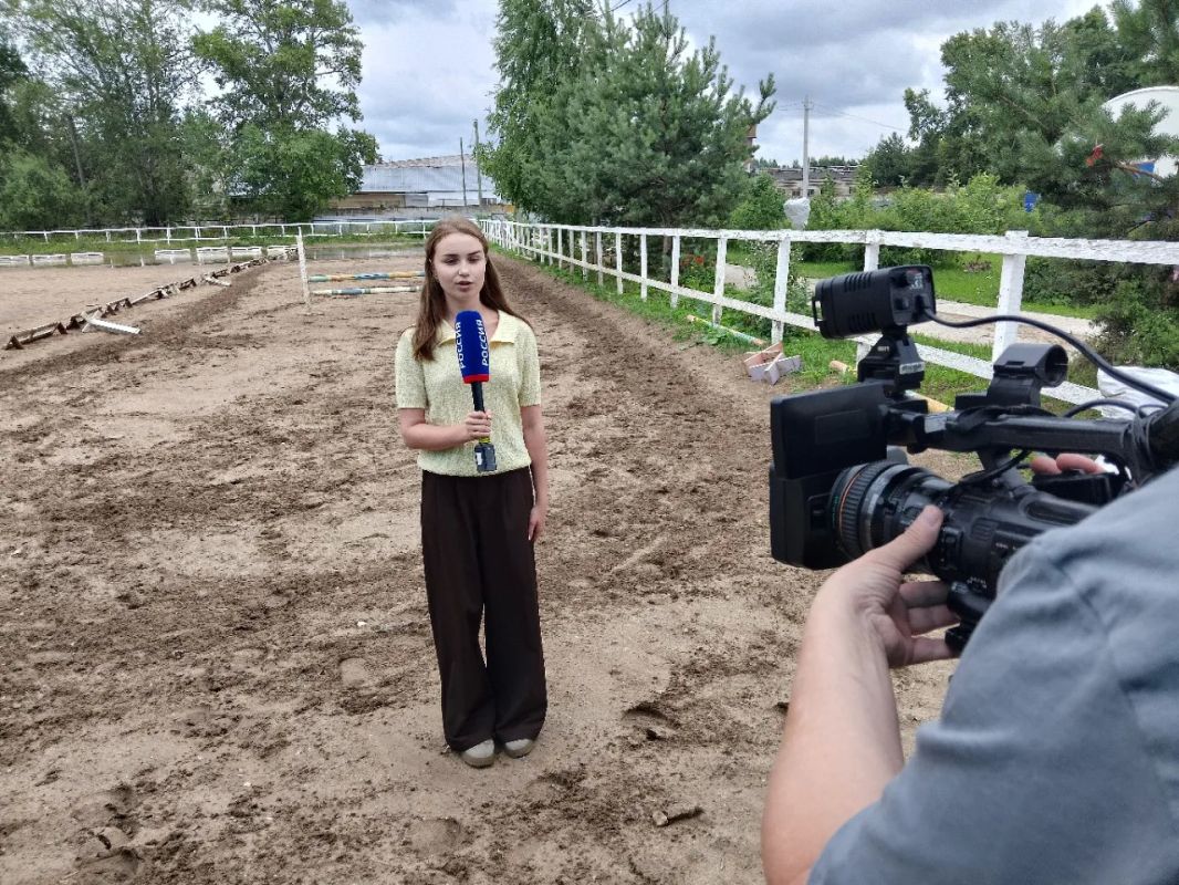 Наши юные корреспонденты второй смены Школы ТВ сегодня снимали сюжет в Конном Клубе «Виват» Наши юные корреспонденты второй смены Школы ТВ сегодня снимали сюжет в Конном Клубе «Виват»