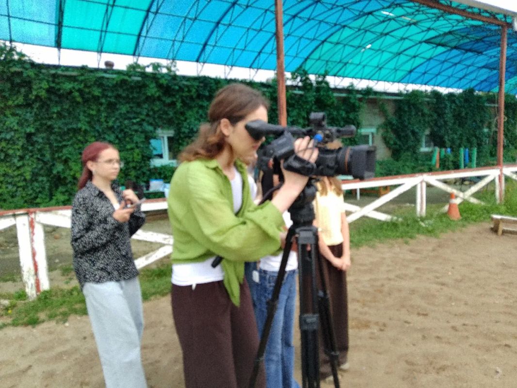 Наши юные корреспонденты второй смены Школы ТВ сегодня снимали сюжет в Конном Клубе «Виват» Наши юные корреспонденты второй смены Школы ТВ сегодня снимали сюжет в Конном Клубе «Виват»