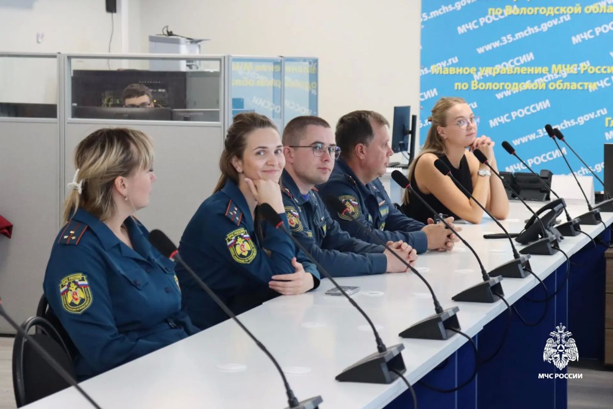 Это должен уметь каждый. Сегодня в Главном управлении МЧС России по Вологодской области прошло учебно-практическое занятие, которое для сотрудников чрезвычайного ведомства организовали представители молодёжного совета... Это должен уметь каждый. Сегодня в Главном управлении МЧС России по Вологодской области прошло учебно-практическое занятие, которое для сотрудников чрезвычайного ведомства организовали представители молодёжного совета...
