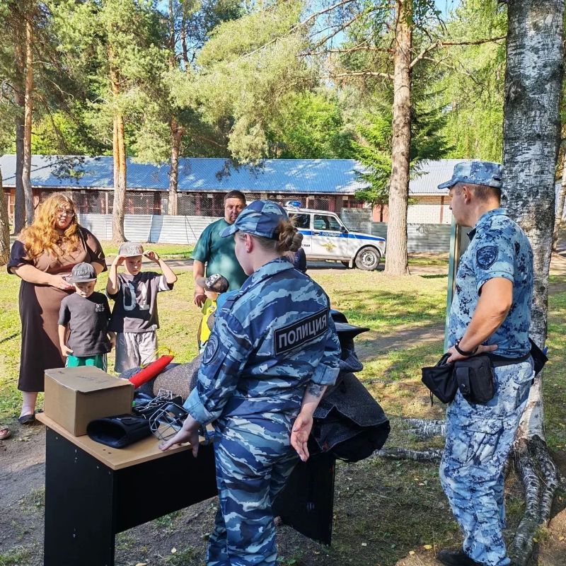 В рамках всероссийской акции «Гражданский мониторинг», направленной на укрепление взаимодействия между населением и правоохранительными органами, представители Общественного совета при ОМВД России «Великоустюгский» вместе с... В рамках всероссийской акции «Гражданский мониторинг», направленной на укрепление взаимодействия между населением и правоохранительными органами, представители Общественного совета при ОМВД России «Великоустюгский» вместе с...