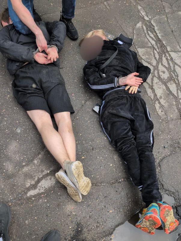 В Череповце сотрудники отдела по контролю за оборотом наркотиков задержали подозреваемых в сбыте запрещенных веществ В Череповце сотрудники отдела по контролю за оборотом наркотиков задержали подозреваемых в сбыте запрещенных веществ