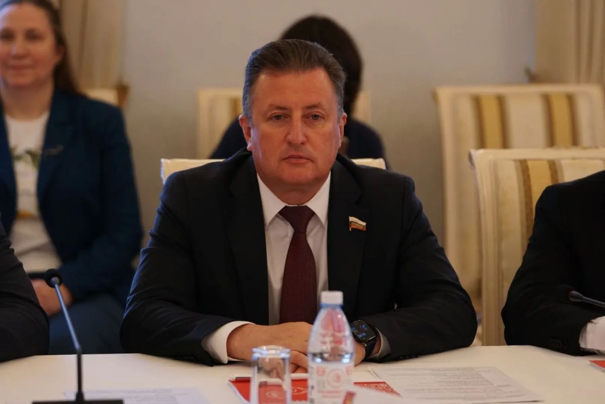 Георгий Филимонов: В Вологде состоялось выездное заседание Комитета Совета Федерации по науке, образованию и культуре, посвящённое развитию системы непрерывного образования для обеспечения технологического лидерства региона Георгий Филимонов: В Вологде состоялось выездное заседание Комитета Совета Федерации по науке, образованию и культуре, посвящённое развитию системы непрерывного образования для обеспечения технологического лидерства региона