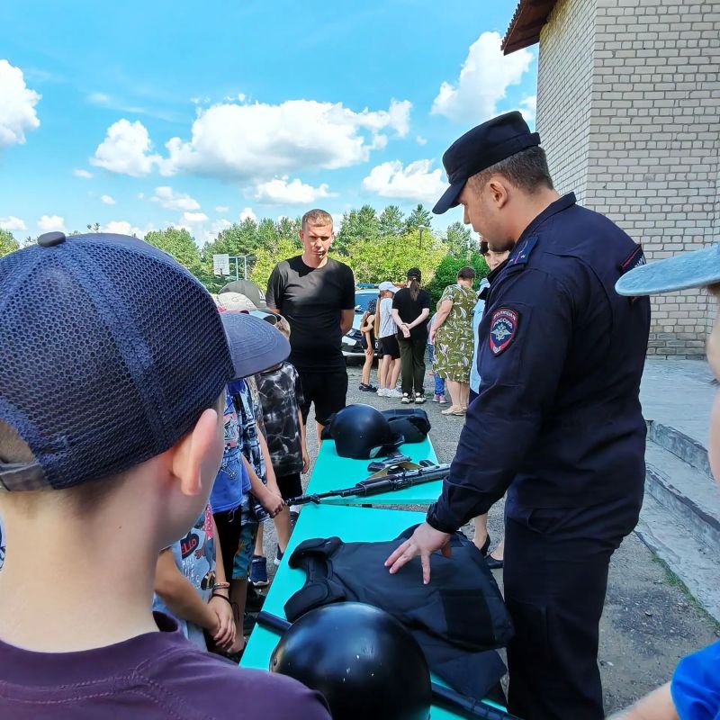 В Великом Устюге полицейские познакомили школьников со своей службой В Великом Устюге полицейские познакомили школьников со своей службой