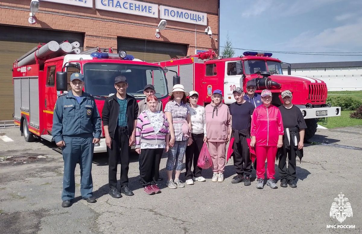 Волонтёры пришли в гости к пожарным Волонтёры пришли в гости к пожарным