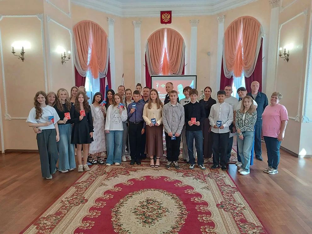 Полицейские вручили школьникам Череповецкого округа первые паспорта