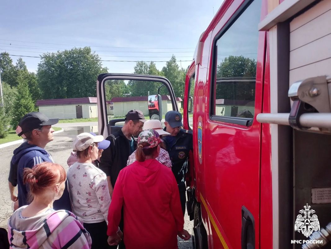 Волонтёры пришли в гости к пожарным Волонтёры пришли в гости к пожарным