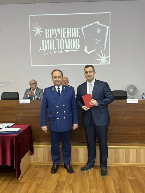 Прокурор Вологодской области Андрей Тимошичев вручил дипломы выпускникам Северо-Западного института (филиала) Университета имени О.Е. Кутафина (МГЮА) Прокурор Вологодской области Андрей Тимошичев вручил дипломы выпускникам Северо-Западного института (филиала) Университета имени О.Е. Кутафина (МГЮА)